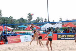 The thrilling final between Vietnam 1 (in blue) and Thailand 1. (Photo: VNA)
