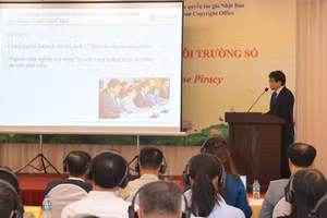 A delegate presents solutions to strengthen copyright protection in the digital environment. (Photo: P.SY)