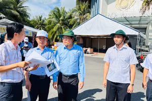 Members of the Standing Board of the Ca Mau Provincial Party Committee and the Provincial People's Committee inspect preparations for the events at Hung Vuong Square in Bac Lieu Ward. (Photo: TRONG DUY)