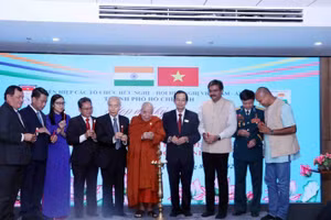 A traditional Indian candle-lighting ceremony opens the gathering. (Photo: VNA)