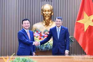 Prime Minister Le Minh Hung (R) and CEO of Samsung Electronics Roh Tae-moon. (Photo: nhandan.vn)