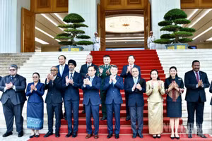 PM Le Minh Hung (front, seventh from left), ASEAN diplomats and officials at the meeting in Ha Noi on August 27 (Photo: nhandan.vn)