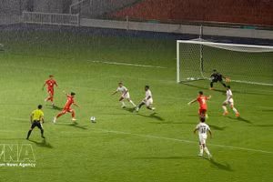 Viet Nam's U23 players attack against Kuwait’s defence. (Photo: VNA)