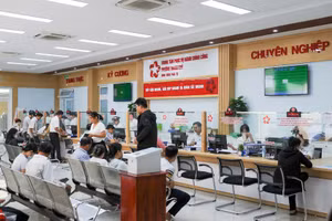 People carry out administrative procedures at the Public Administration Service Centre of Ngu Hanh Son Ward, Da Nang City. (Photo: CONG VINH)