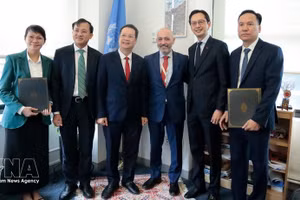 Da Nang People’s Committee Chairman Nguyen Manh Hung (third from left) and other Vietnamese officials at a meeting with UNDP leaders in New York. (Photo: VNA)