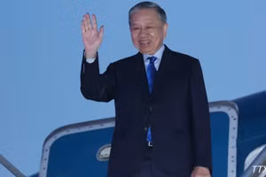 General Secretary of the Communist Party of Viet Nam (CPV) Central Committee and President To Lam leaves Ottawa on the evening of September 25 (local time), concluding his state visit to Canada. (Photo: VNA)