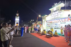 Large numbers of residents and visitors enjoy a performance at Can Tho City’s pavilion. (Photo: PHUC THANG)