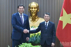 Prime Minister Le Minh Hung (R) meets with Belarusian Minister of Foreign Affairs Maxim Ryzhenkov in Ha Noi on October 28, 2026. (Photo: NDO)