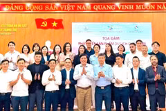 Representatives of tourism authorities and travel businesses from Quang Tri and Khanh Hoa pose for a group photo at a seminar on developing tourism products in Quang Tri. (Photo: DL)