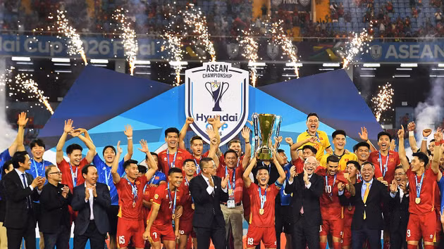 FIFA President Gianni Infantino and ASEAN Football Federation (AFF) President Khiev Sameth present the ASEAN Cup 2026 trophy to the Viet Nam national men’s football team.
