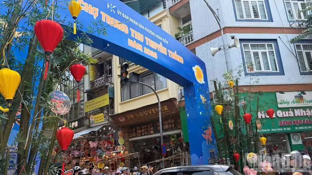 The Hoan Kiem Ward People’s Committee has erected an eye-catching gateway to welcome residents coming to shop, sightsee, and enjoy themselves on Hang Ma Street. (Photo: HA NHUNG)