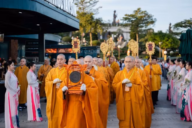 The enshrinement ceremony features many solemn Buddhist rites (Photo: Sun Group)