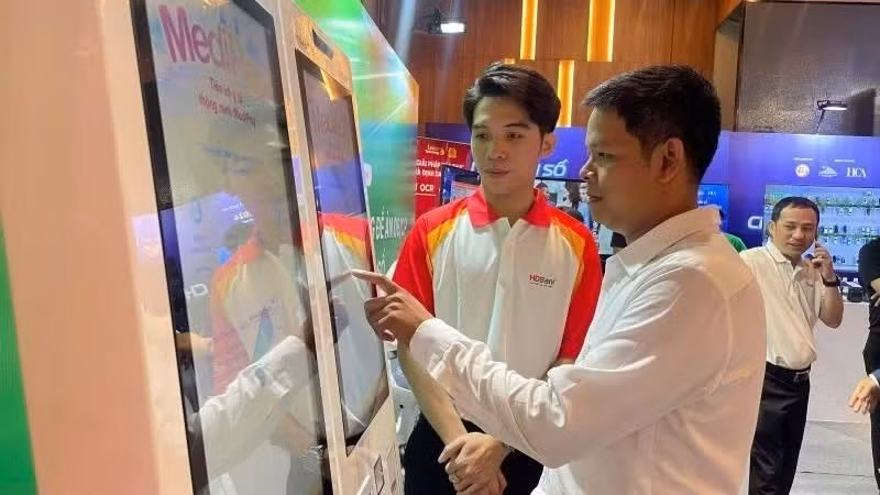 HDBank’s smart medical kiosk application deployed at hospitals helps streamline administrative procedures, reduce pressure on hospitals and promote digital transformation in the healthcare sector. (Photo: ANH TUAN)