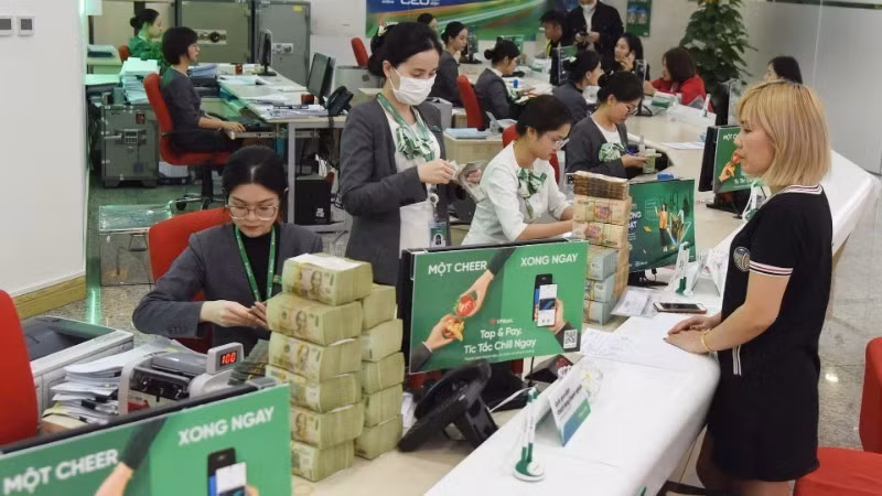 Customer transactions at a VPBank branch. (Photo: KHANH AN)