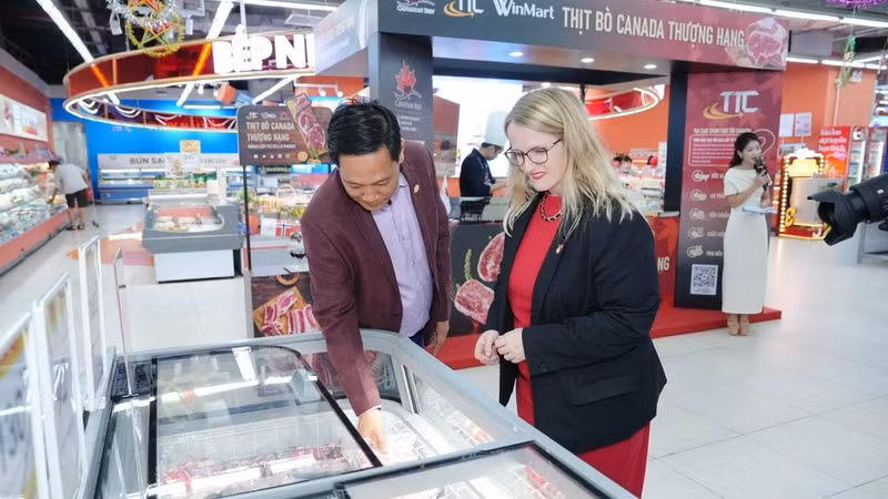 A product showcase event introducing Canadian products to Vietnamese consumers. (Photo: Embassy of Canada in Viet Nam)
