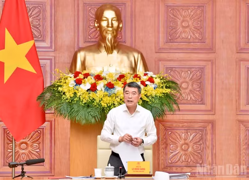 Prime Minister Le Minh Hung speaks at the meeting with leaders of the Ministry of Home Affairs, the Ministry of Ethnic and Religious Affairs, and the Government Inspectorate (Photo: NDO)