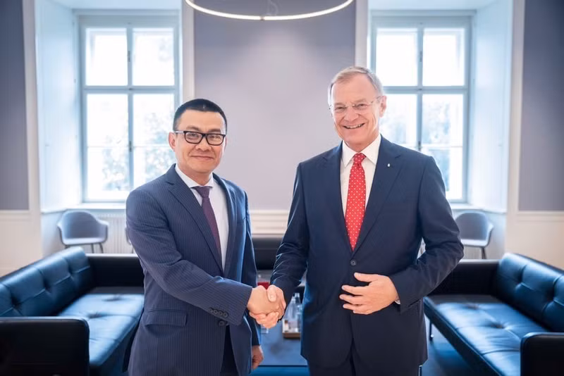 Ambassador Vu Le Thai Hoang meets with Governor of Upper Austria Thomas Stelzer on July 22. (Photo: VNA)