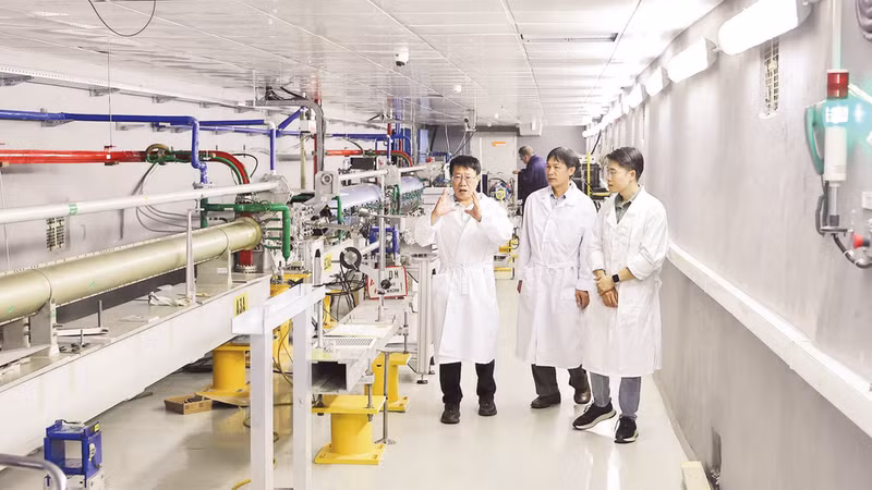 Professor and Doctor Le Hong Khiem guides young Vietnamese researchers in conducting an experiment using the LINAC200 accelerator at the Dubna Institute.