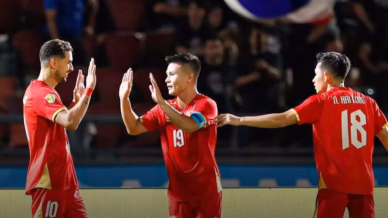 Viet Nam national team players celebrate Quang Hai’s goal. (Photo: VFF)