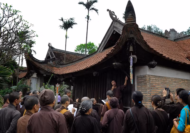 a-7-phat-tu-tim-hieu-ve-lich-su-chua-vinh-nghiem.jpg