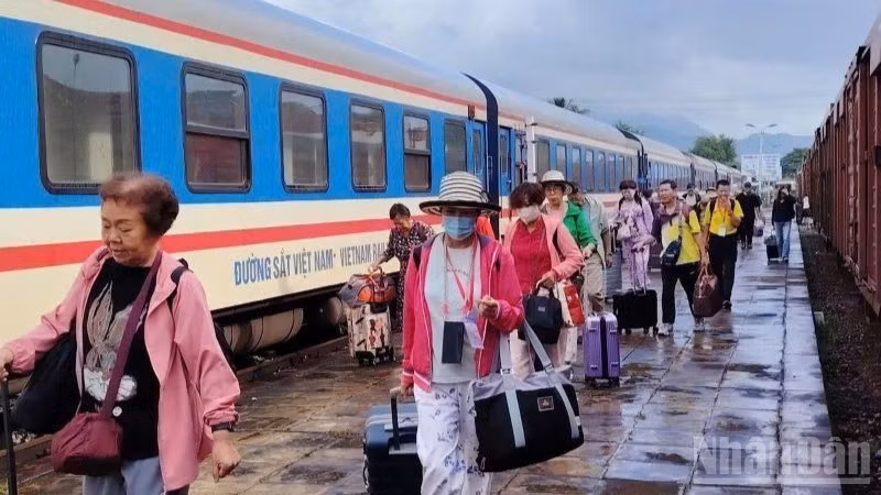 With the New Year holiday lasting four days, travel demand is expected to surge sharply. (Photo: Nam Nhung/NDO)