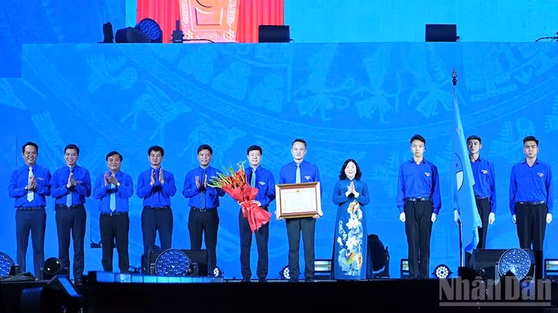 Politburo member Bui Thi Minh Hoai presents the First-Class Labour Order to the Viet Nam Youth Federation. (Photo: LINH PHAN)