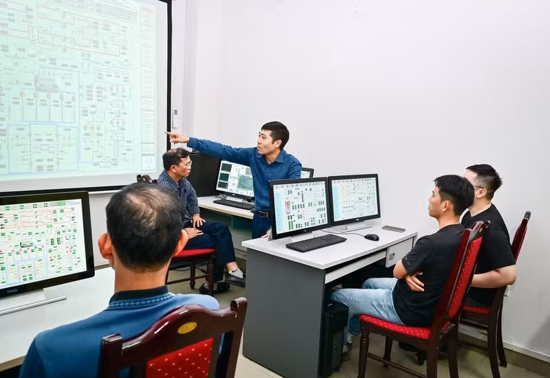 A training course on reactor technology at the Nuclear Training Centre. (Photo: BAO LONG)