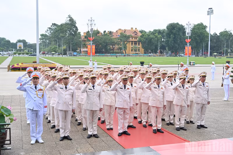 The delegation of the Public Security Party Committee–Ministry of Public Security respectfully commemorates President Ho Chi Minh.