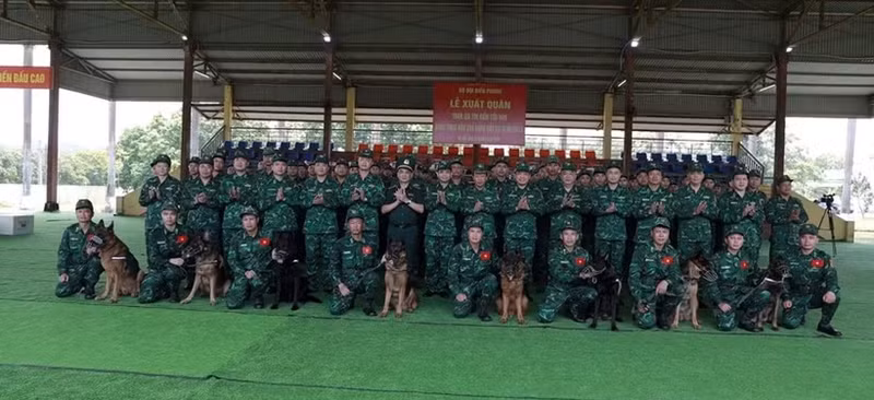 The Viet Nam Border Guard's search-and-rescue contingent deploying to earthquake-hit Venezuela comprises 10 personnel and eight search-and-rescue dogs. (Photo: qdnd.vn)