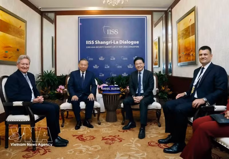 Party General Secretary and State President To Lam and Singaporean Prime Minister Lawrence Wong attend the 23rd Shangri-La Dialogue. (Photo: VNA)