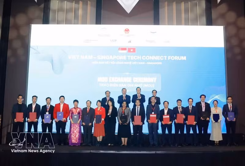 Party General Secretary and State President To Lam witnesses the exchange of cooperation documents between Viet Nam and Singapore (Photo: VNA)