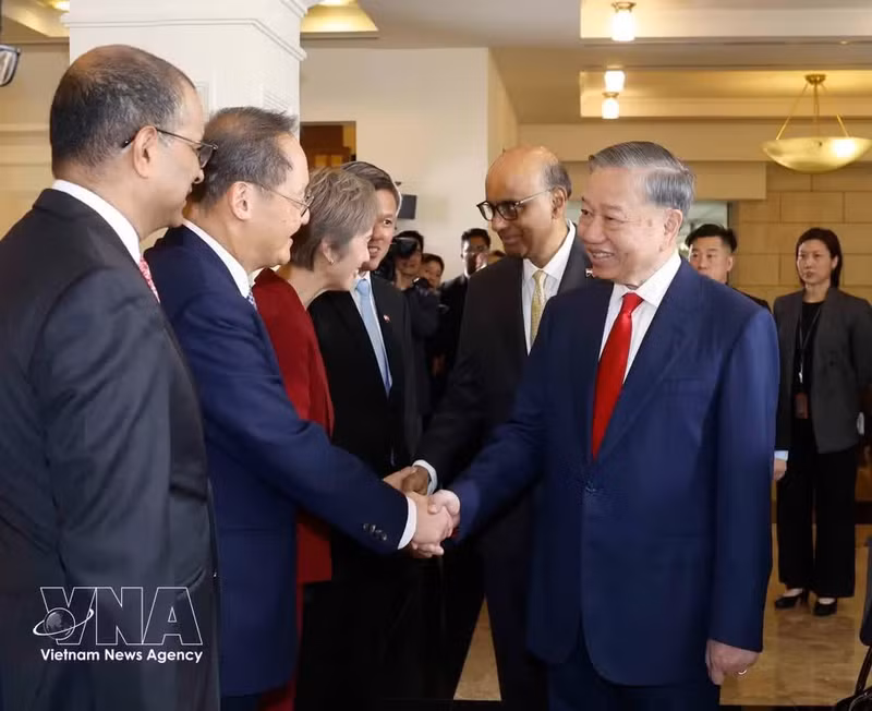 The two leaders introduce members of their respective countries’ high-ranking delegations. (Photo: VNA)