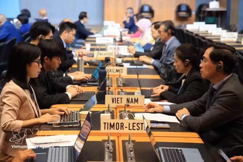 Members of Viet Nam’s Permanent Mission and other countries' missions in Geneva take part in Japan’s 16th Trade Policy Review (TPR) session. (Photo: VNA)