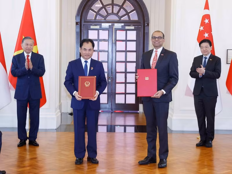 General Secretary and President To Lam and Prime Minister Lawrence Wong witness the exchange of cooperation documents between the two countries. (Photo: Thong Nhat/VNA)
