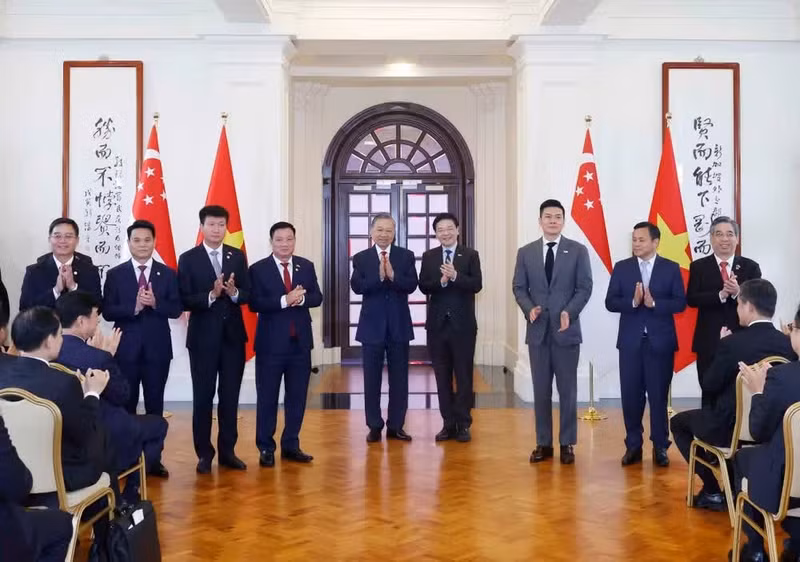 General Secretary of the Communist Party of Viet Nam and President of Viet Nam To Lam and Prime Minister of Singapore Lawrence Wong witness the exchange of cooperation documents on May 29. (Photo: VNA)