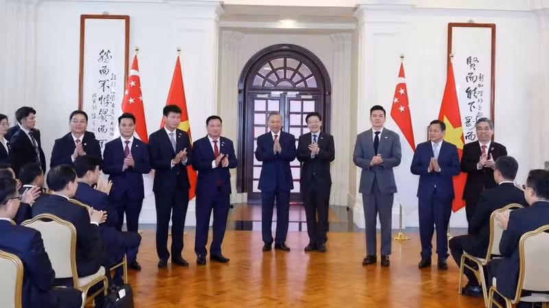 General Secretary and President To Lam and Prime Minister Lawrence Wong witness the exchange of cooperation documents between the two countries. (Photo: Thong Nhat/VNA)