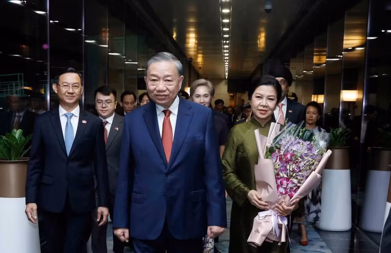 Party General Secretary and State President To Lam and his spouse at Changi Airport, Singapore. (Photo: Thong Nhat/VNA)