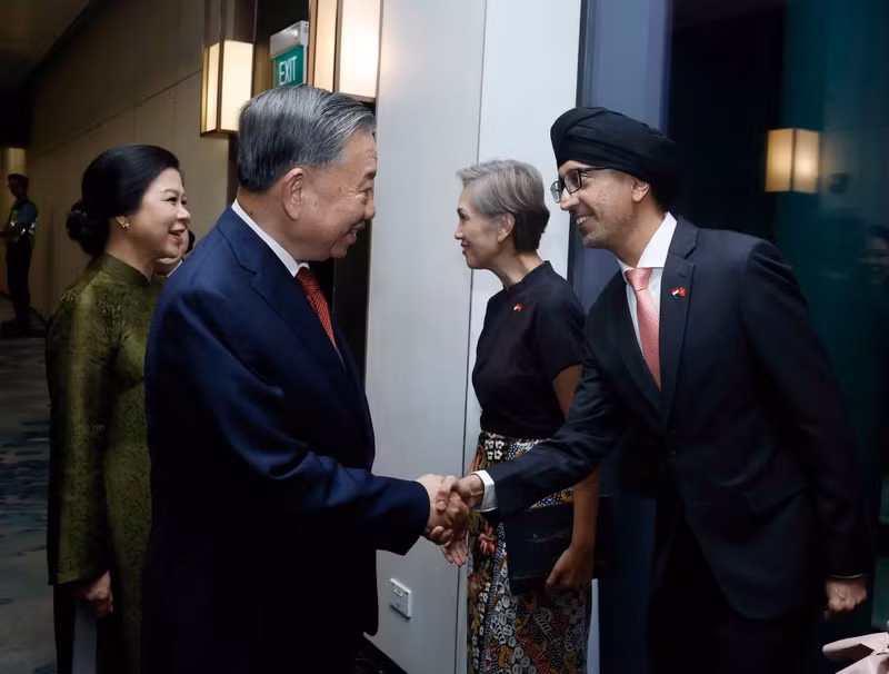 Singaporean leaders welcome Party General Secretary and State President To Lam and his spouse at Changi Airport, Singapore. (Photo: Thong Nhat/VNA)