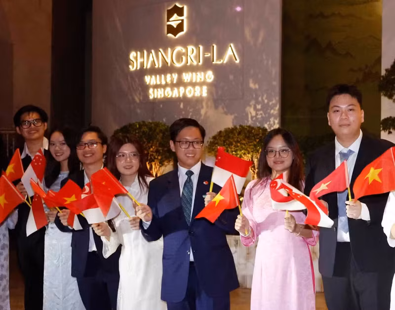 Officials and staff of the Vietnamese Embassy, along with the Vietnamese community in Singapore, welcome Party General Secretary and State President To Lam and his spouse. (Photo: Thong Nhat/VNA)