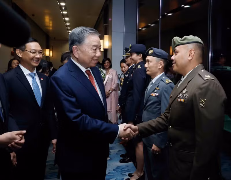 Party General Secretary and State President To Lam and his spouse at Changi Airport, Singapore. (Photo: Thong Nhat/VNA)