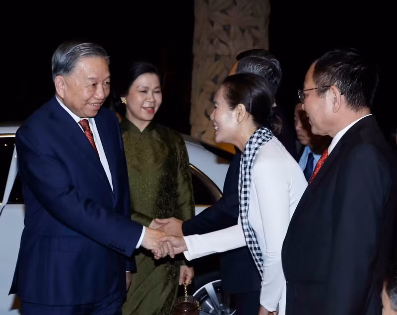 Officials and staff of the Vietnamese Embassy, along with the Vietnamese community in Singapore, welcome Party General Secretary and State President To Lam and his spouse. (Photo: Thong Nhat/VNA)