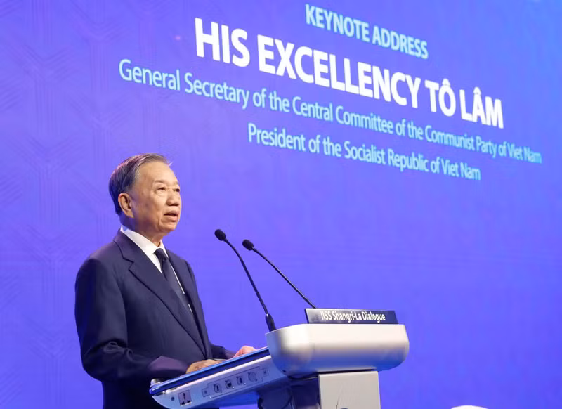Party General Secretary and State President To Lam delivers a keynote address at the 23rd Shangri-La Dialogue. (Photo: VNA)