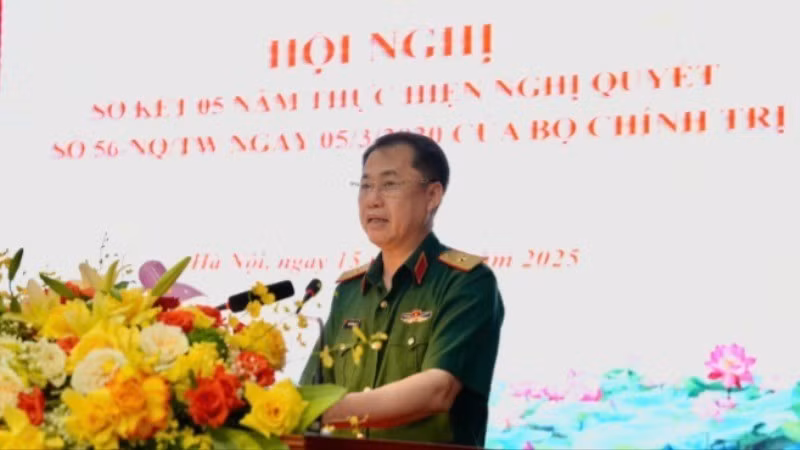 Major General Nguyen Dang Luc, Secretary of the Government Cipher Committee’s Party Organisation and Deputy Head of the Government Cipher Committee, delivers a speech at the conference reviewing five years of implementing Resolution No. 56.
