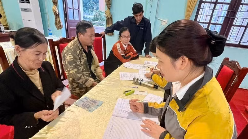 Residents of Yen Dinh Commune, Bac Ninh Province are delighted to receive cash assistance to restore their livelihoods after the storm and floods under phase II of the project.