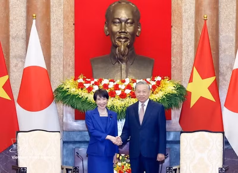 Party General Secretary and State President To Lam (R) and Japanese Prime Minister and Liberal Democratic Party President Takaichi Sanae (Photo: VNA)