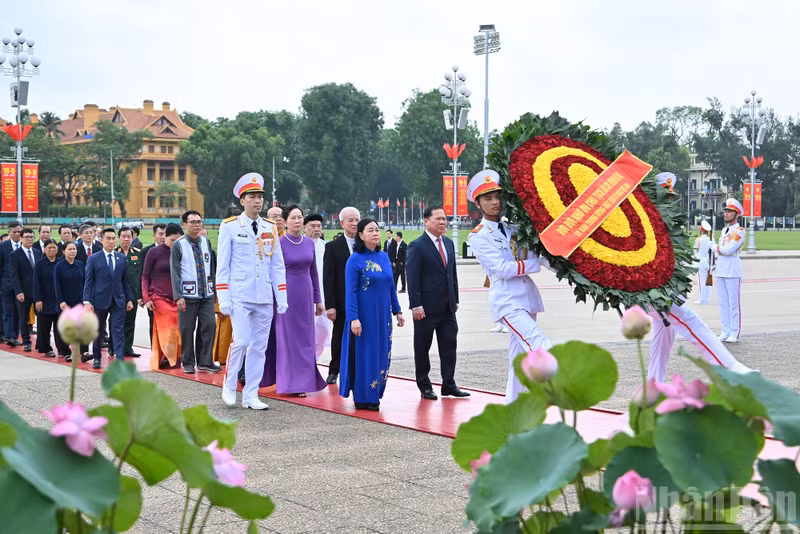 The delegation of the Viet Nam Fatherland Front Central Committee pays tribute to President Ho Chi Minh at the Mausoleum.