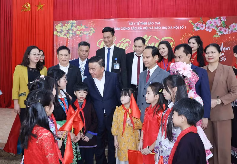 Politburo member and standing member of the Party Central Committee’s Secretariat Tran Cam Tu extends his regards to children currently receiving care at Social Protection Centre No. 1 in Lao Cai province. (Photo: VNA)