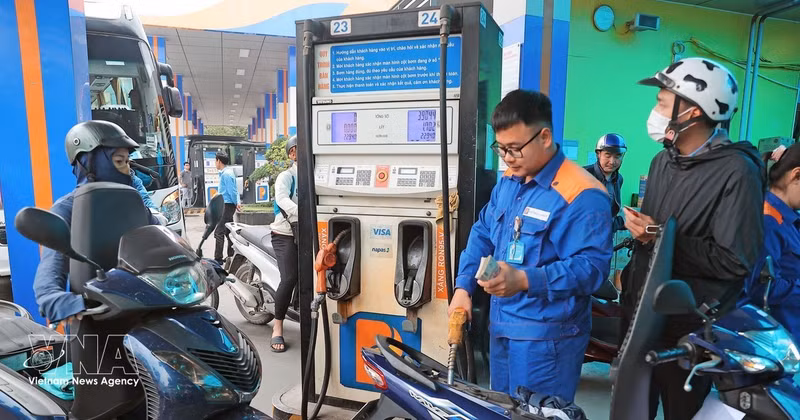 Petrol prices adjusted from 3pm on August 20. (Photo: VGP)