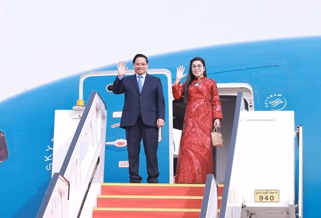 Prime Minister Pham Minh Chinh and his spouse begin a three-day official visit to Kuwait (Photo: VNA)