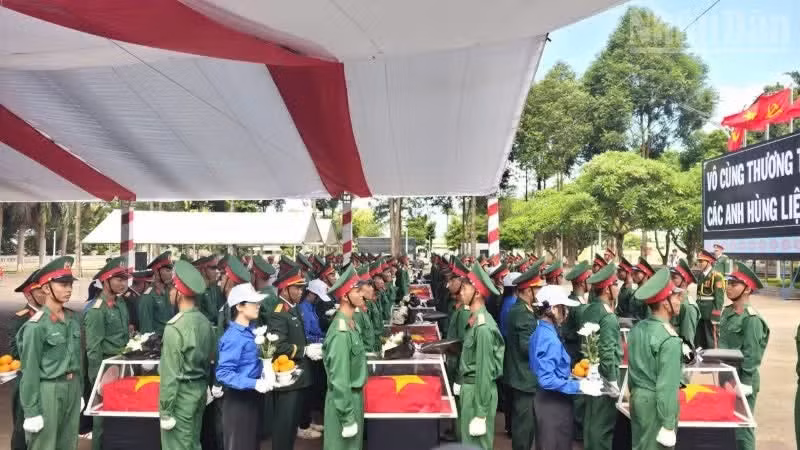 A solemn ceremony is held to lay the remains of 18 fallen soldiers to rest at Duc Co Martyrs’ Cemetery in Gia Lai Province.